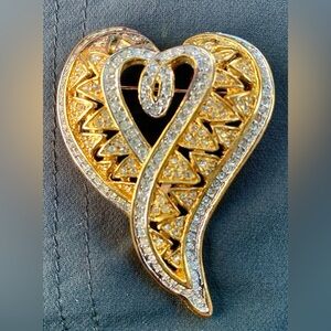 Mid Century Vintage Rhinestone Jeweled Gold Tone Metal Heart Shaped Brooch